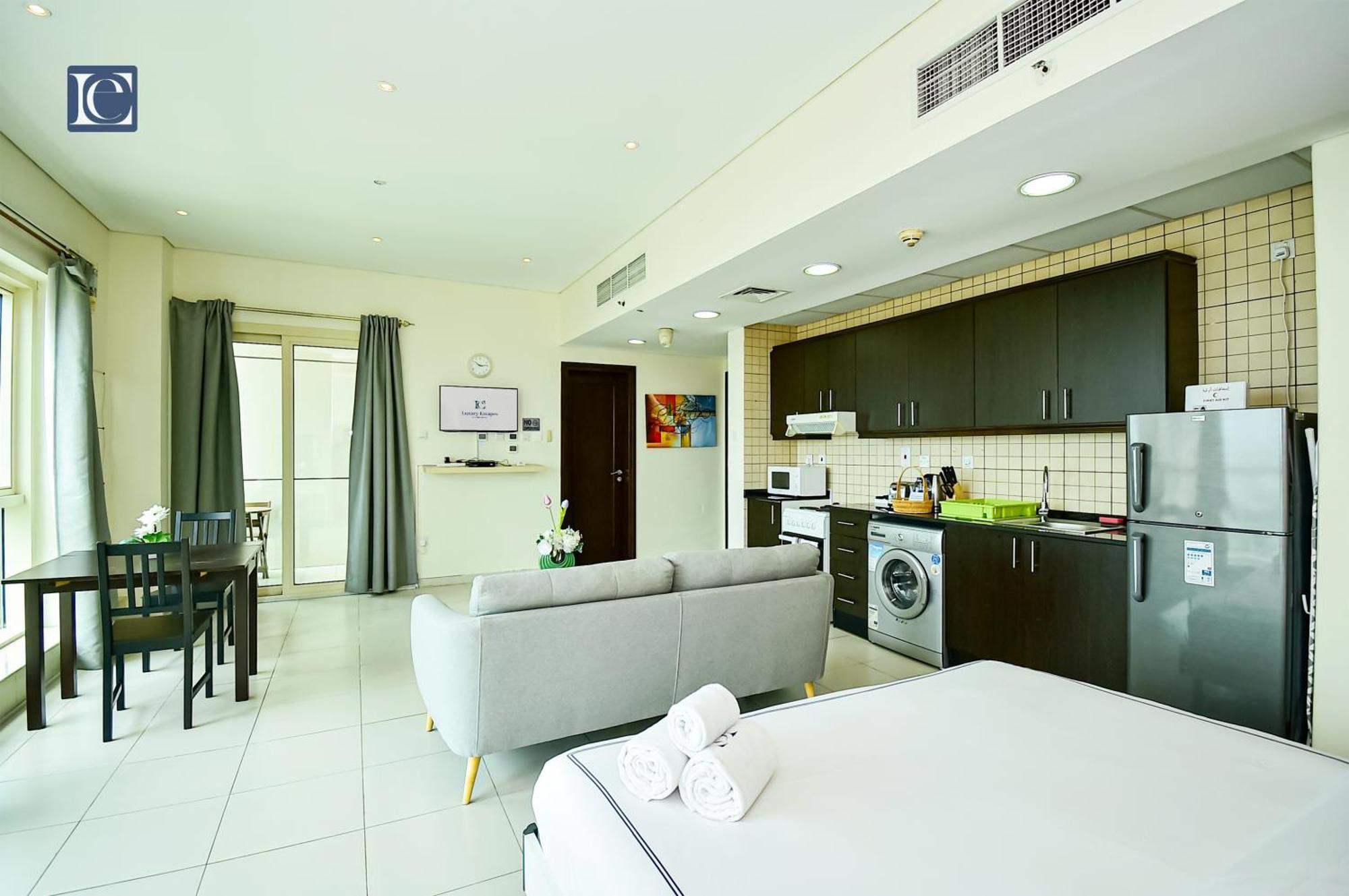 Luxury Escapes - Furnished Studio With Balcony In Royal Oceanic Dubai Luaran gambar